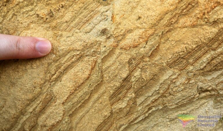Small-scale contemporaneous conjugate faults